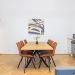 Prime Location & Cozy Central 3Bedrm Apartment