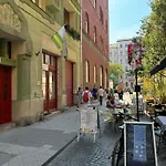 Prime Location & Cozy Central 3Bedrm Apartment