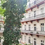 Central Comfy Large Apartment