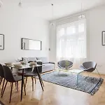 Chic And Spacious Central Retreat
