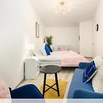 A101 - Liberty Bridge Projection Home With Free Parking