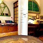 Unique Design Flat At Downtown