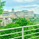 Luxury View Apartment To The Castle