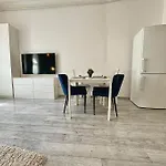 Lujza Residence - Modern Apt
