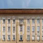 Quiet Central Apartment Near Heroes Square By Cavaland