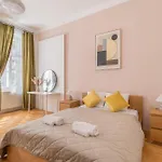Quiet Central Apartment Near Heroes Square By Cavaland