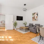 Quiet Central Apartment Near Heroes Square By Cavaland