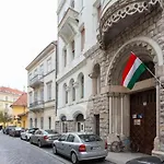 Exclusive Veres Palne Apartment By Cavaland