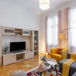 Central Gozsdu Apartment By Cavaland