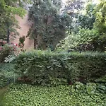 Elegant Garden Flat