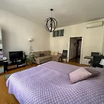 King One Studio In The City Center - Netflix