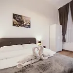 Modelia Apartment At Gellert Square