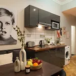 Super Central Cosy 3Br Near Newyork Cafe With Balcony