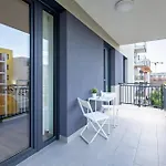 Central - Free Parking - Large Balcony