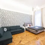 Central Located Cozy Apartment In Historical Building