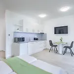 Central Home With Garden Terrace