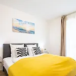 Central - Free Parking - Large Balcony