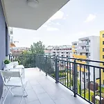 Central - Free Parking - Large Balcony
