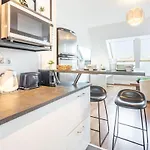Cute Central Apartment With Balcony