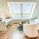 Cute Central Apartment With Balcony