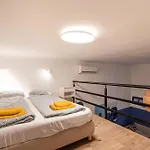 Cosy Studio In Central Party District W41 Blue