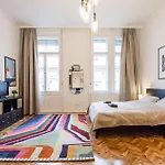 Your Charming Home At Parliament
