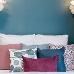 5 Bedrooms Apartment With Ac In Center