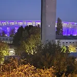 Arena Flat, Free Street Parking