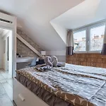 Cozy, Central 2 Bedrooms Home Next To New York Cafe