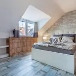 Cozy, Central 2 Bedrooms Home Next To New York Cafe