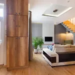Cozy, Central 2 Bedrooms Home Next To New York Cafe