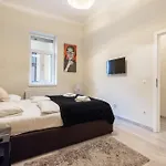 Your 3-Bdrm Apartment At Szimpla Kert