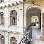 Boutique Luxury - Central & Quiet