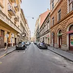 Downtown Comfort - Work, Relax, Explore