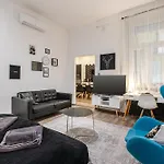 Downtown 13 Boutique Apartment