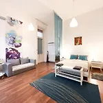 Charming Central Studio Apt - Flora\'S Room