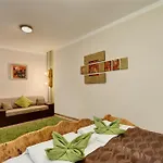 Central Walk Fashionstreet Apartmnts