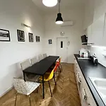 Modern 3Br Apt Free Parking Prime Location