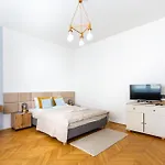Jp16 Papa Apartment