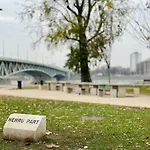 Colorful Condo By The Danube