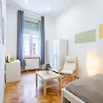Cityscape Budget Apartments Summer Flat