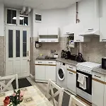 Perfect Location,Newly Decorated Modern, Large Place 60 M2, Really Quiet So You Can Have A Good Night Sleep, Ac, Netflix, Smart Tv, High-Speed Internet, World Famous New York Cafe Only 10 Minutes Walk