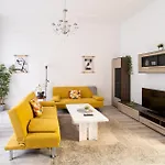 Perfect Location,Newly Decorated Modern, Large Place 60 M2, Really Quiet So You Can Have A Good Night Sleep, Ac, Netflix, Smart Tv, High-Speed Internet, World Famous New York Cafe Only 10 Minutes Walk