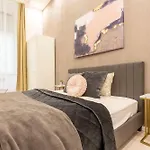 Quiet Center Apartment Near Heroes Square By Cavaland