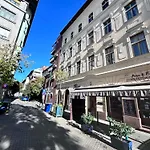 Barbaras Modern Apartment