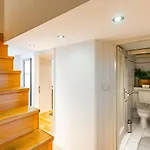 Riverside Two Bedroom Flat By The Chain Bridge