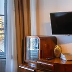 Riverside Two Bedroom Flat By The Chain Bridge