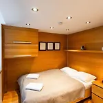 Riverside Two Bedroom Flat By The Chain Bridge
