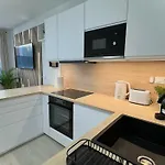 P194 Central Stylish Cosy Home