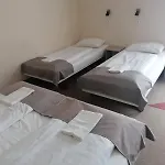 Free Parking, Free Breakfast, Only 15 Minutes To City Center